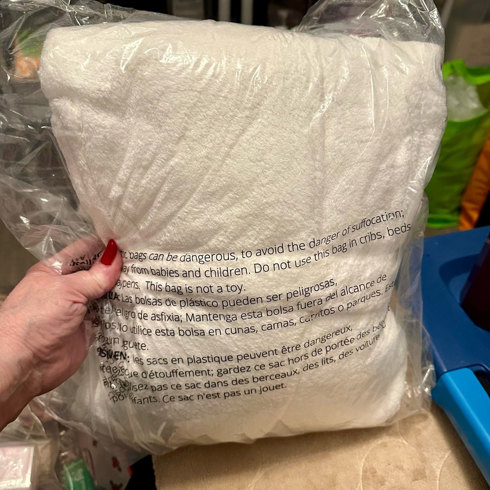 Cocus Pocus BRRRR IT'S COLD IN HERE BATHROBE NEW - Picture 11 of 11